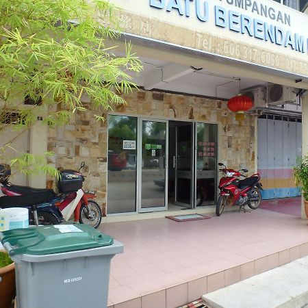 Batu Berendam Inn Kampong Sungai Putat Exterior photo