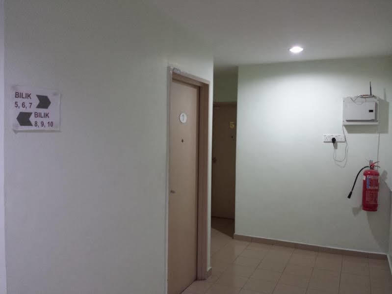 Batu Berendam Inn Kampong Sungai Putat Exterior photo
